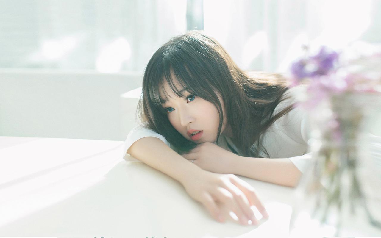 SUV悬在山坡两人危在旦夕 十几人拉绳作保险